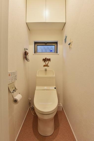 トイレは各階にございます。上部に棚がございますので、トイレットペーパー類のストックに便利ですね。