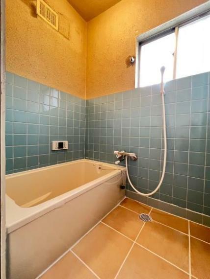 【浴室】<BR/>足を伸ばしてゆったりくつろげる広さのあるバスルームです。