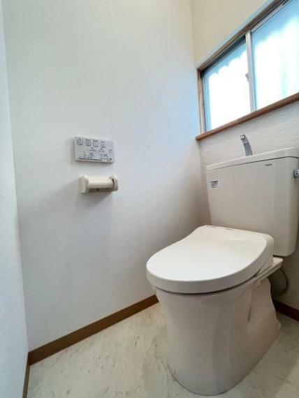 【トイレ】<BR/>清潔感のあるトイレです。温水洗浄便座です。