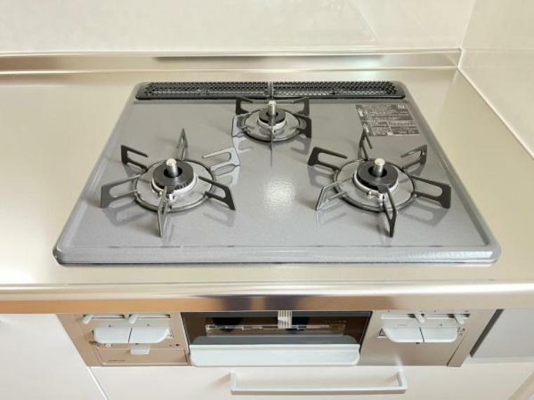 【システムキッチン】<BR/>コンロが3口あり複数調理が可能！<BR/>お料理の幅も広がります。