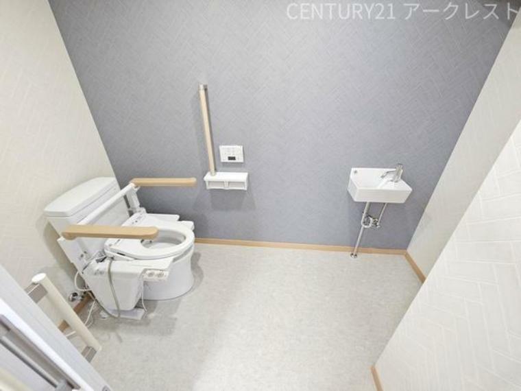 落ち着いた色合いのアクセントクロスの綺麗なトイレ。