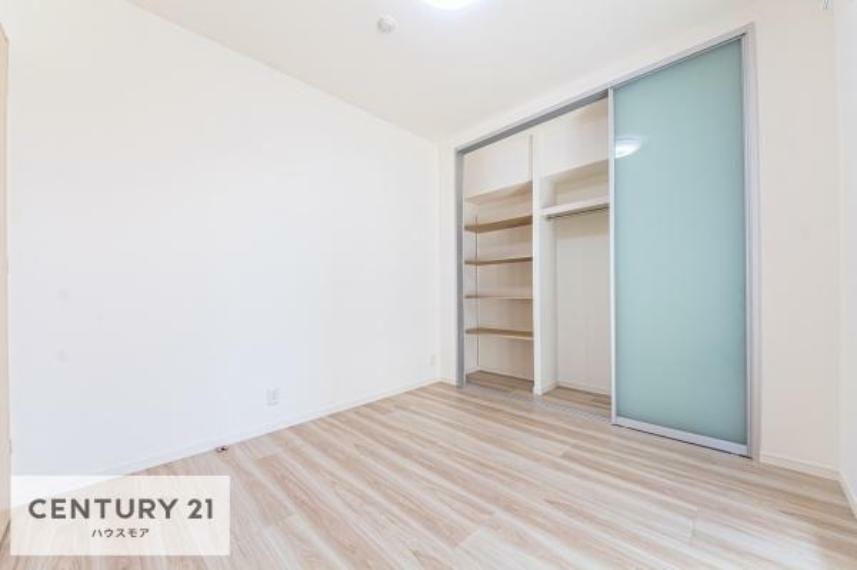しっかりと収納スペースがついています！居室をスッキリ整頓する事ができますね。<BR/>家具を選ばないシンプルなデザインの為、家具を選ばずお気に入りの空間作りができそうですね。