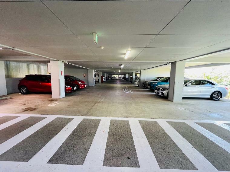 駐車場内は出し入れしやすい平面駐車場です。整然としていてとてもきれいです。空き状況に関しましては、ご確認ください。