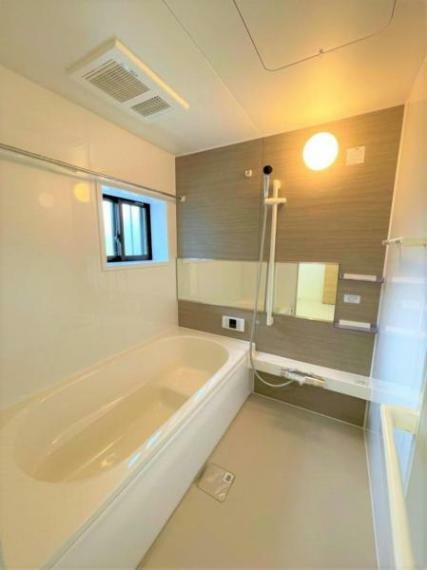 浴室はハウステックの1坪サイズのものを入れます。フロントパネルはオークグレージュ、ベースパネルはパウダーホワイトを入れます。