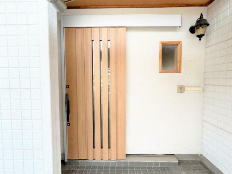 【玄関/リフォーム前】お家の印象を決める木目調の玄関扉。玄関ポーチはタイル張りで仕上げる予定です。