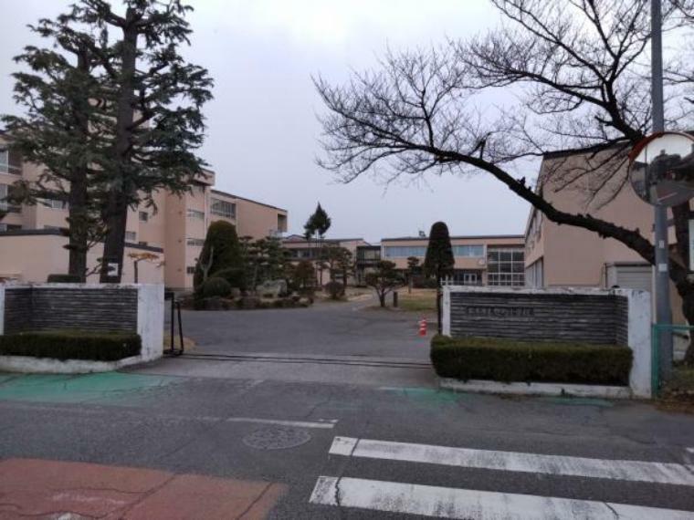 【周辺情報・小学校】松本市立旭町小学校まで1200m（徒歩15分）。小さなお子様がいらっしゃる親御様には重要な小学校までの距離。暑い日も寒い日も元気に歩いて通える距離で6年間の通学も安心です。