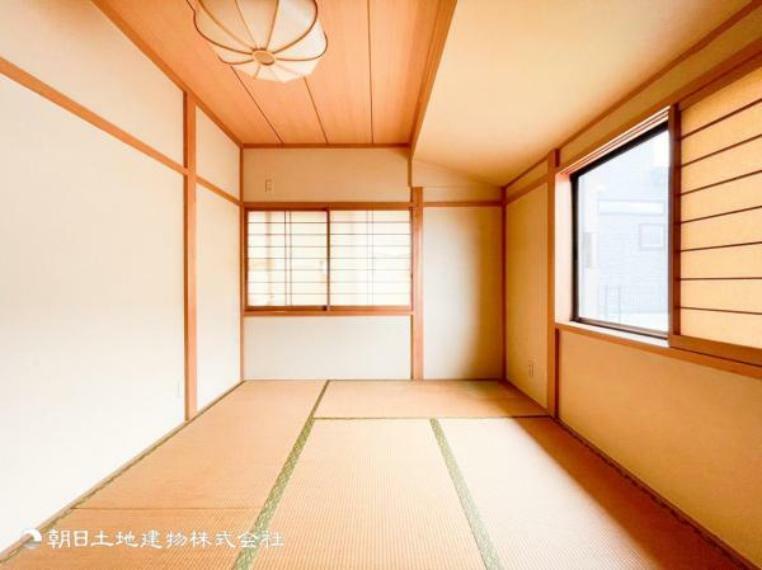 【和室】和室があることで落ち着きと癒しの空間が生まれます。来客時の客室としても利用できますし、お子様のプレイルームやお昼寝にも良いお部屋です。