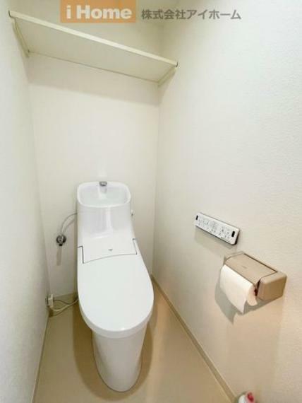 温水洗浄便座付きのトイレ。清潔な状態を維持する機能が充実しています。