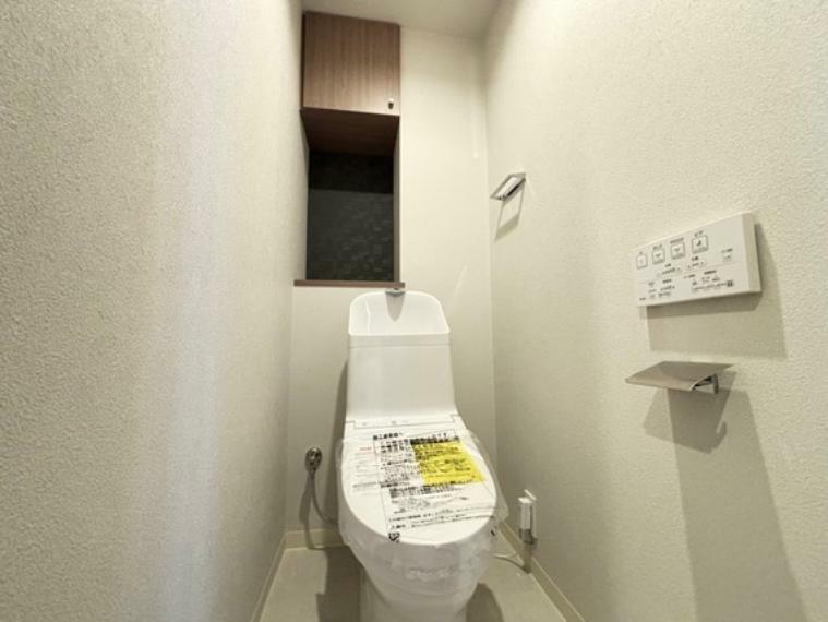すっきりとしたデザインのトイレ！便利な棚付きです