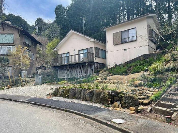 管理体制良好な別荘地内、富士山望む温泉引込可能な平家建