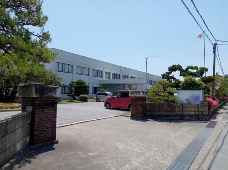 「坂田小学校」まで約1km。徒歩で13分です。