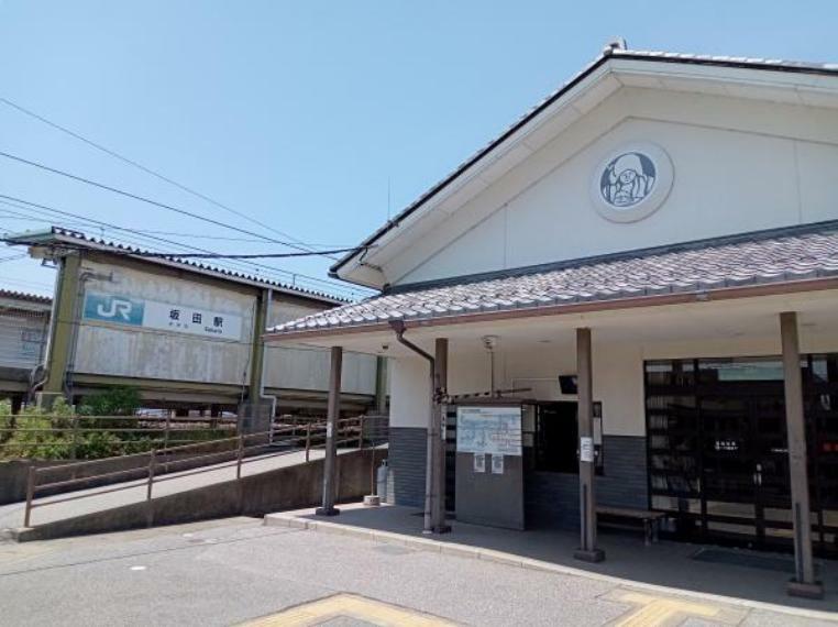 JR北陸本線「坂田」駅まで1.5km。車で4分です。