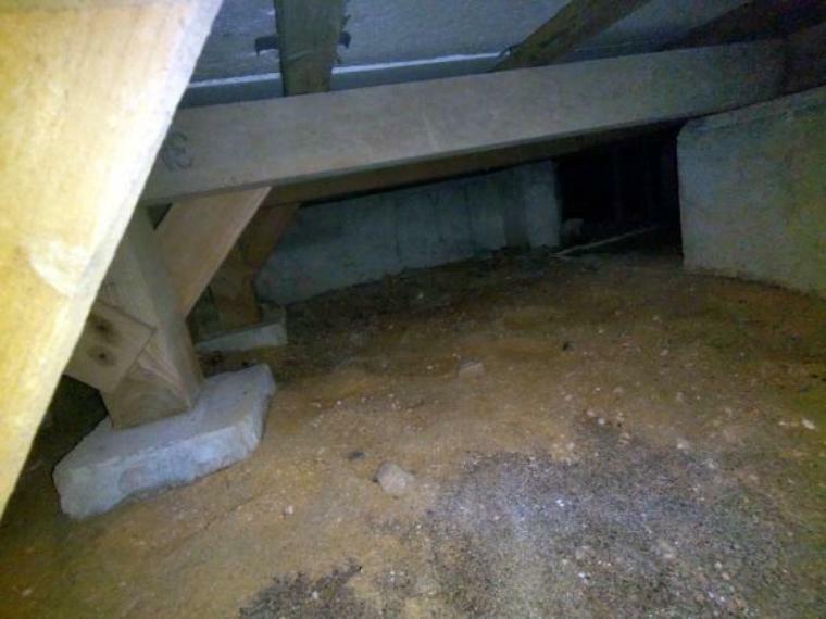 床下写真。中古住宅の3大リスクである、雨漏り、主要構造部分の欠陥や腐食、給排水管の漏水や故障を2年間保証します。その前提で床下まで確認の上でリフォームし、シロアリの被害調査と防除工事も行いました。