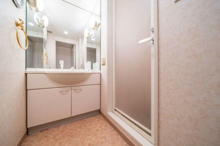 【洗面】清潔感のある明るい雰囲気の洗面室