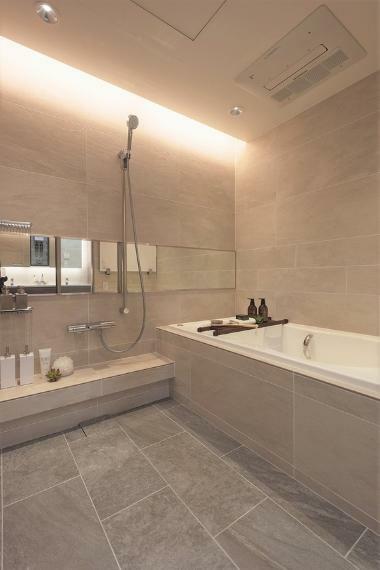 間接照明と石材を用いたスタイリッシュなバスルーム。雨の日も嬉しい浴室乾燥機付きです。