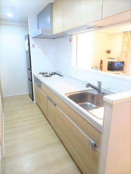 人造大理石のキッチンカウンター調理スペースが広く料理がしやすいキッチンとなっております。食洗器、浄水器も完備しております