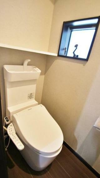 小窓のある1階の温水洗浄便座付トイレです