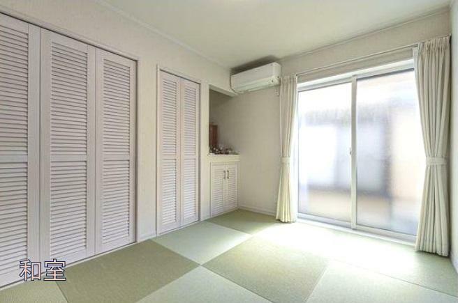 琉球畳仕様の和室。収納も豊富で便利ですね！