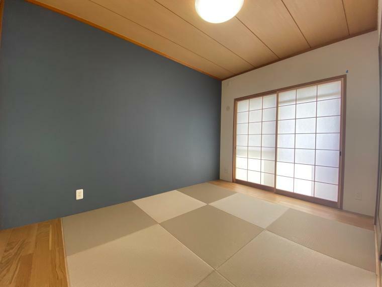 6帖和室。<BR/>和室にはネイビーのアクセントクロスを使用！<BR/>ここちよい眠りへといざなう畳の香りと和風空間。
