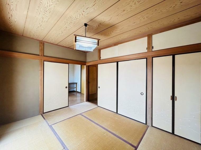 伝統的な日本文化とモダンなライフスタイルを融合させる和室。畳の感触や香りが、日常のストレスを和らげ、リフレッシュされた気持ちで新たな一日を迎えることができます。