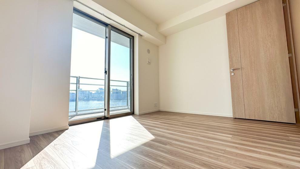 約7.0畳の洋室。風通しの良い窓と、収納豊富な大型ウォークインクローゼットがございます。室内（2024年4月）撮影