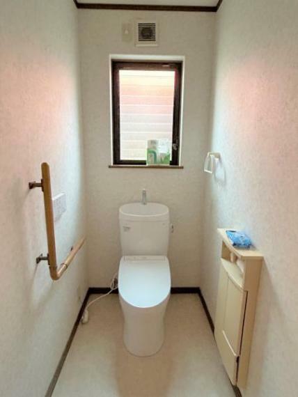 【リフォーム中】トイレは温水洗浄機能付きの新品に交換します。床はクッションフロア張替え、壁天井はクロスの張替えを行います。
