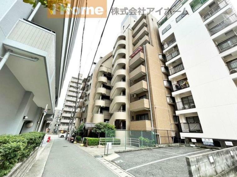 JR「六甲道」駅徒歩3分・阪急「六甲」駅徒歩7分・阪神「新在家」駅徒歩9分。周辺施設も豊富で暮らしやすい立地のマンションです。