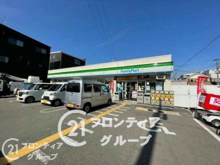 ファミリーマート俊徳道駅西店 徒歩8分。