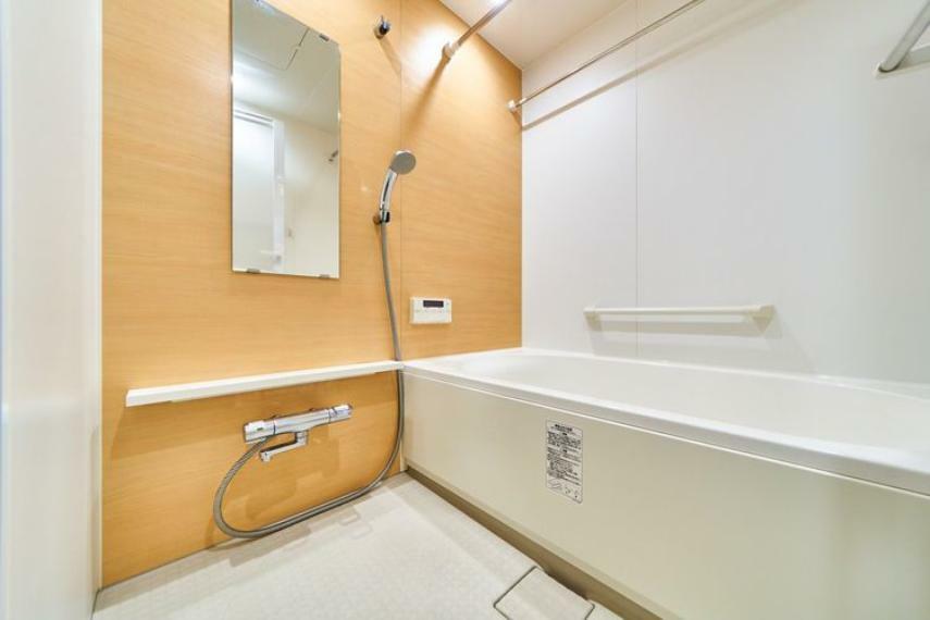 ●【1416サイズのユニットバス】浴室はゆとりたっぷりの【1416サイズ】。ホワイトカラーの落ち着いた空間で、ゆったりとしたバスタイムが過ごせそうですね！雨の日などに心強い浴室乾燥機付となります。