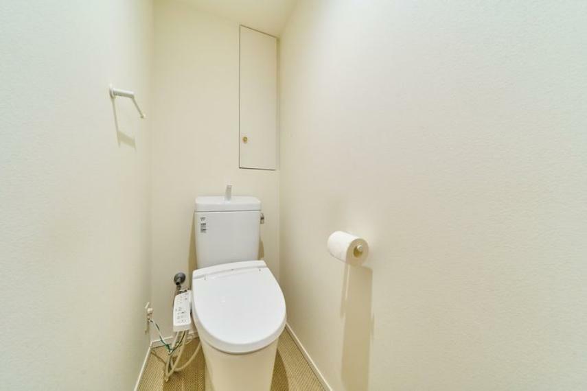 ●【白を基調とした明るいトイレ】トイレの上部には収納スペース有。トイレットペーパーなどのストックをしまうことができ、便利です。温水洗浄便座付です。