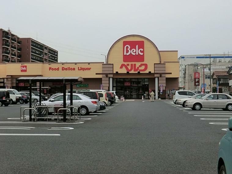 ベルク越谷西方店（400m）埼玉・群馬を中心に関東で展開する、「安心、おいしく」を提供する地域密着型の スーパーマーケット。営業時間:朝9:00～夜12:00/駐車場120台。