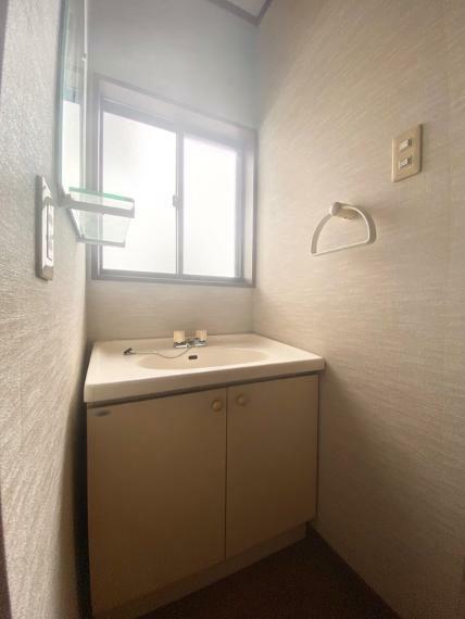 【洗面】2階にも洗面があり、身支度や掃除の際に大変便利！