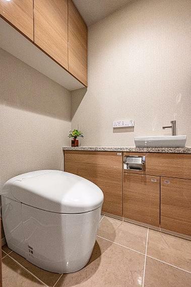 機能性・デザイン性の高いタンクレストイレを採用。手洗い器や上部吊戸棚など使い勝手にも拘っています。