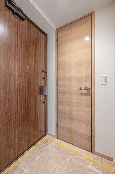 ゆったりとした玄関スペースでお客様をお出迎えできます。防犯性の高いダブルロックドアを採用。