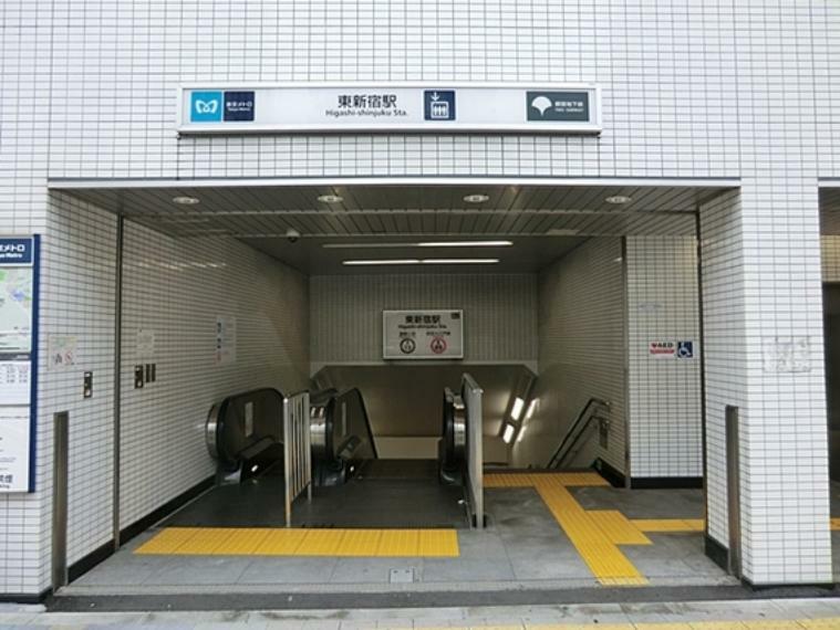 都営大江戸線と東京メトロ副都心線が乗り入れ、駅前はスーパーやコンビニなどが充実し、飲食店も多くあります。