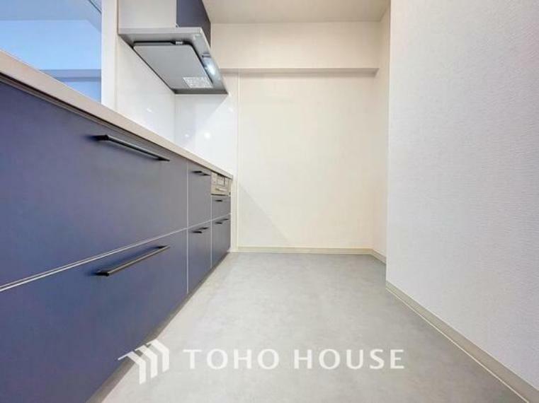 「家事が捗るキッチンスペース。」大型の冷蔵庫やレンジボードもしっかり置けるキッチンスペース。夫婦そろってキッチンに立っても調理がしやすくゆとりある広さの設計です。