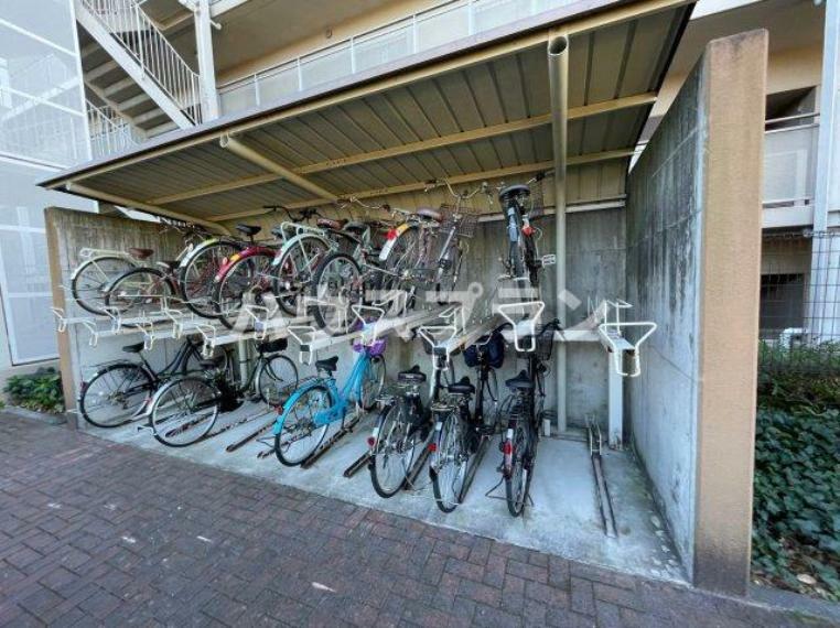 居住者の皆様の利便性を考慮し、広々とした自転車置き場が完備されています。 屋根の下に位置するため天候や季節の変化に左右されることがなく、 いつでも安心して自転車を駐輪することができます。