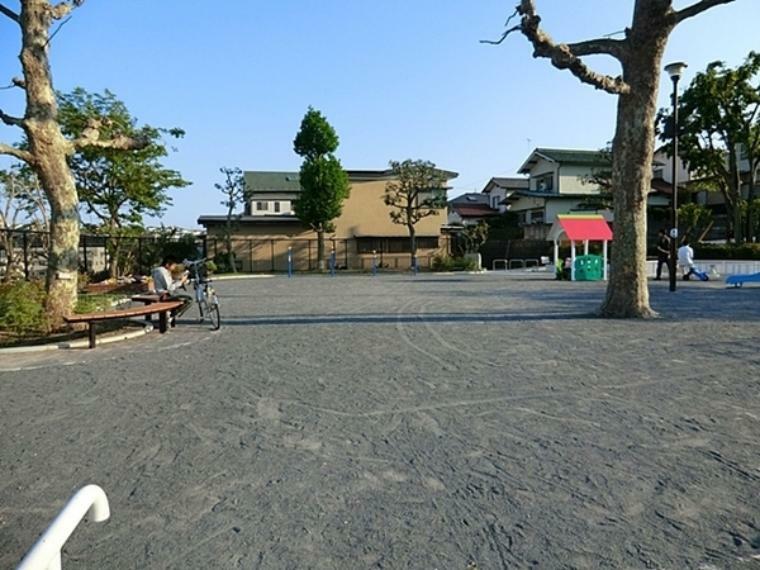 平戸第一公園 滑り台などの遊具と大きな砂場があり小さな子供の遊び場に便利な公園です。