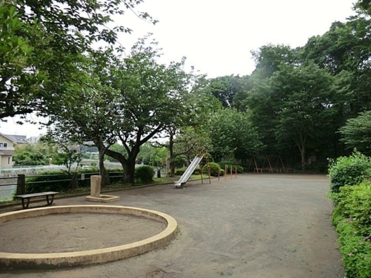 長津田第三公園 恩田川と長津田団地の間の自然豊かな公園です。