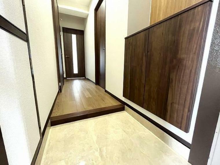 【玄関から廊下】<BR/>シューズボックス新設し、落ち着いた色の床材は大人の雰囲気がございます！