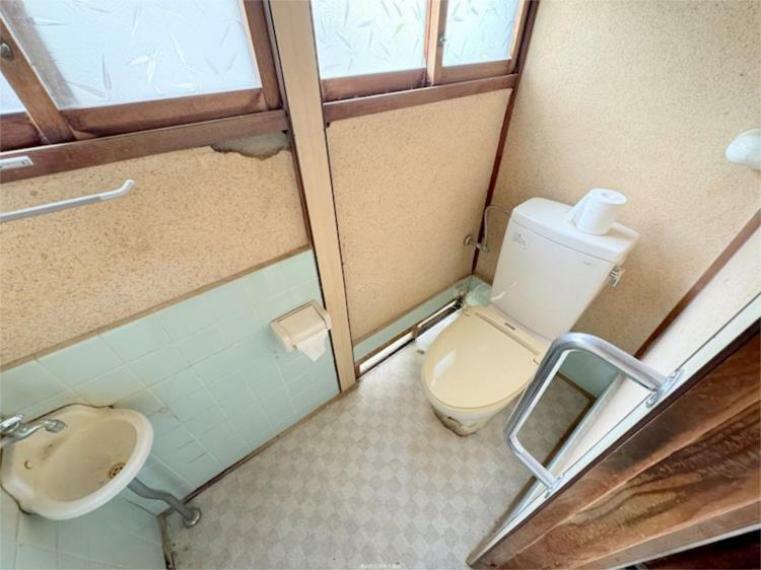 トイレも窓があり換気しやすいです。トイレに手洗い場も付いています。