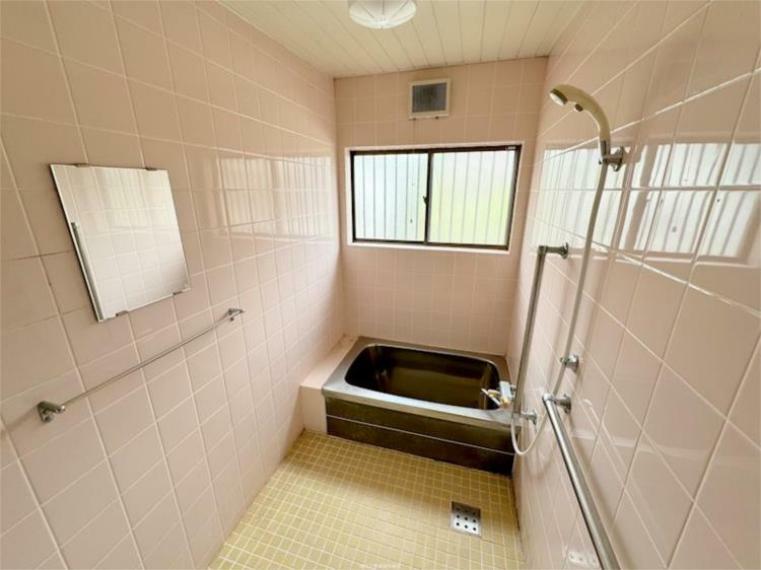 タイル張りの清潔感のある浴室。窓があり換気しやすくお掃除の際も快適。