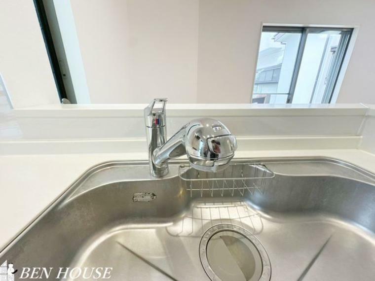 キッチン水栓・キッチンの水栓は浄水器一体型シングルシャワー水栓を採用。簡単に水道水と浄水を切り替えることができます。