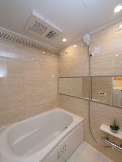 全面をベージュで統一した落ち着きのある大人の空間の浴室。ベージュ系の色合いとすることで高級感漂う中でゆったりとした落ち着いた雰囲気になります。また、水垢汚れを早期に見つけることができます。
