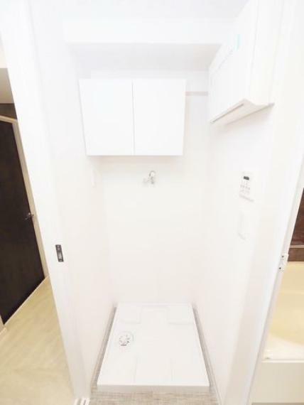浴室のすぐ横には洗濯機置き場があり、すぐ上に収納もあります。洗濯・乾燥させた衣類をそのまま畳んで収納も可能。また、ランドリーラック等を利用すればデッドスペースも有効活用できます。