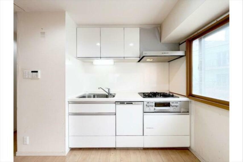 キッチン。白を基調としたシンプルなデザイン。作業スペースも確保されているので広々とお料理を楽しむことができそうです。3口コンロなので料理もはかどります！