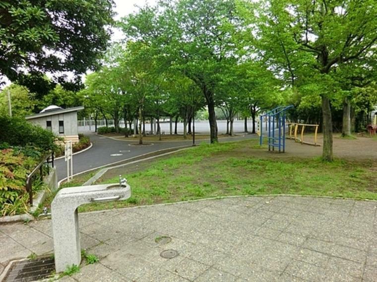 永田みなみ台公園 公園の中にはログハウスや屋外遊具の大小滑り台、健康遊具もあり老若男女訪れる公園です。
