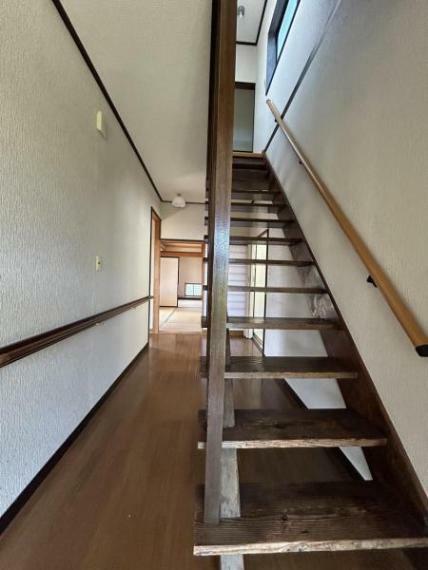 【リフォーム中】階段の写真です。階段はフローリング材やベニヤ板等で蹴込を作り安全性も向上させます。