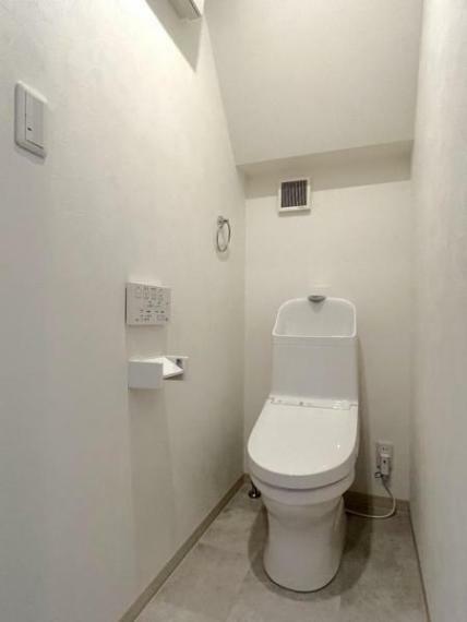 1階トイレは便器の新品交換、壁・天井のクロス張替、床はクッションフロアの張替えをしています。