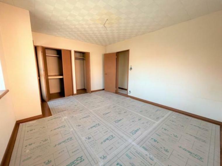 【リフォーム中】2階10畳洋室は1軒半分のクローゼットがあります。